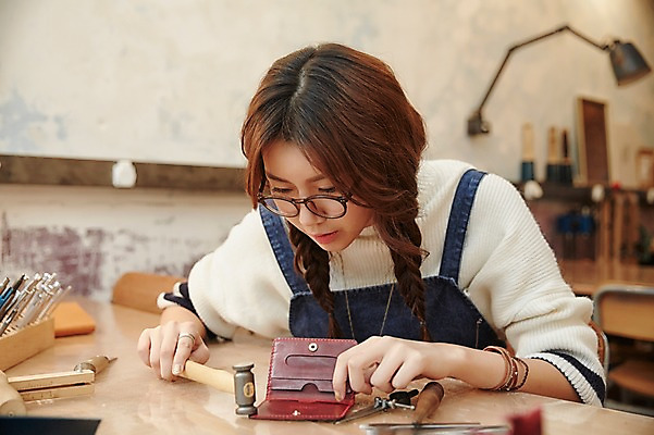 포토 JPG 여자 안경 실내 한명 앉기 상반신 20대 성인 한국인 관찰 작업실 지갑 망치 가죽 가죽공예 청년여자한명만 성인여자한명만 안경낌 가죽공방 국내포토 1 잡화 모션 사람 동양인 청년 내부 공구 공예 여자한명만 성인여자만 청년여자만 파일형식