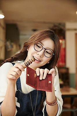 포토 JPG 여자 안경 실내 한명 미소 들기 상반신 20대 성인 앞모습 한국인 관찰 작업실 지갑 가죽 가죽공예 청년여자한명만 성인여자한명만 안경낌 가죽공방 국내포토 1 잡화 뷰포인트 모션 표정 사람 동양인 청년 내부 공예 여자한명만 성인여자만 청년여자만 파일형식
