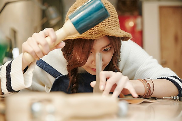 포토 JPG 모자 여자 실내 한명 들기 상반신 20대 성인 앞모습 도장 한국인 작업실 망치 가죽 망치질 가죽공예 청년여자한명만 성인여자한명만 가죽공방 각인 국내포토 1 잡화 뷰포인트 모션 사람 동양인 청년 내부 공구 공예 여자한명만 성인여자만 청년여자만 파일형식