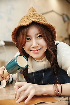 포토 JPG 모자 여자 실내 한명 들기 상반신 20대 성인 앞모습 도장 한국인 작업실 망치 가죽 망치질 가죽공예 청년여자한명만 성인여자한명만 가죽공방 각인 국내포토 1 잡화 뷰포인트 모션 사람 동양인 청년 내부 공구 공예 여자한명만 성인여자만 청년여자만 파일형식