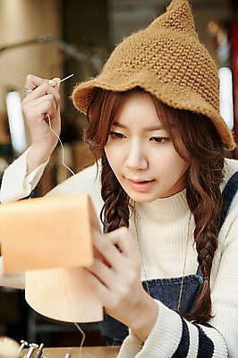 포토 JPG 모자 여자 실내 한명 상반신 20대 성인 앞모습 한국인 작업실 바느질 가죽 가죽공예 청년여자한명만 성인여자한명만 가죽공방 국내포토 1 잡화 뷰포인트 사람 동양인 청년 내부 공예 여자한명만 성인여자만 청년여자만 파일형식