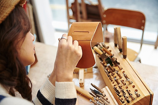 포토 JPG 여자 실내 한명 상반신 20대 성인 옆모습 한국인 작업실 바느질 가죽 가죽공예 청년여자한명만 성인여자한명만 가죽공방 국내포토 1 뷰포인트 사람 동양인 청년 내부 공예 여자한명만 성인여자만 청년여자만 파일형식