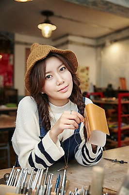 포토 JPG 모자 여자 실내 한명 앉기 상반신 20대 성인 앞모습 한국인 작업실 바느질 가죽 가죽공예 청년여자한명만 성인여자한명만 가죽공방 국내포토 1 잡화 뷰포인트 모션 사람 동양인 청년 내부 공예 여자한명만 성인여자만 청년여자만 파일형식