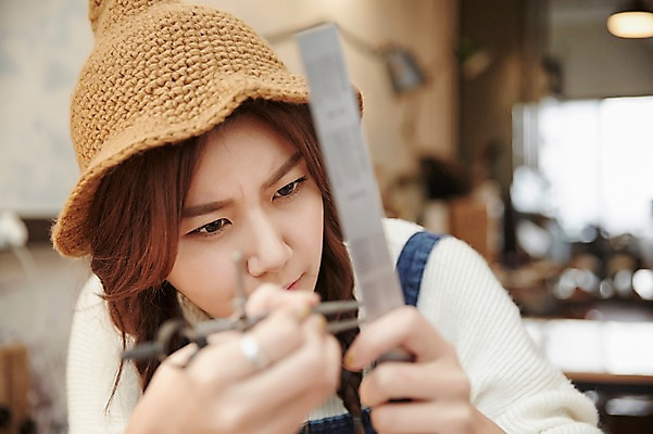 포토 JPG 모자 여자 실내 자 한명 들기 상반신 20대 성인 앞모습 한국인 작업실 집중 측정 컴파스 길이 가죽공예 청년여자한명만 성인여자한명만 가죽공방 국내포토 1 잡화 뷰포인트 컨셉 모션 문구용품 사람 동양인 청년 내부 공예 여자한명만 성인여자만 청년여자만 파일형식