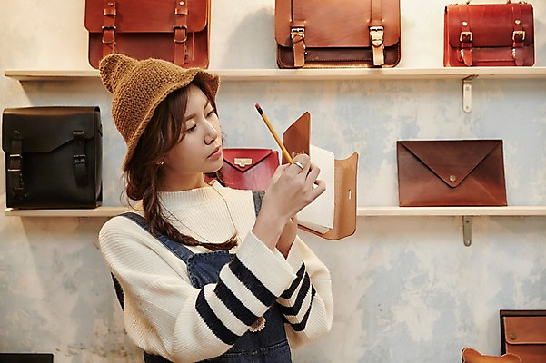 포토 JPG 모자 여자 실내 종류 한명 들기 상반신 20대 성인 연필 다이어리 전시 다양 한국인 관찰 작업실 가죽 가죽가방 가죽공예 청년여자한명만 성인여자한명만 가죽공방 국내포토 1 잡화 다수 가방 모션 학용품 사람 동양인 청년 내부 필기구 사무용품 공예 여자한명만 성인여자만 청년여자만 파일형식