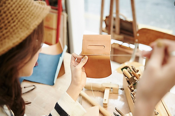 포토 JPG 모자 여자 실내 한명 들기 상반신 20대 성인 한국인 작업실 바느질 가죽 가죽공예 청년여자한명만 성인여자한명만 가죽공방 국내포토 1 잡화 모션 사람 동양인 청년 내부 공예 여자한명만 성인여자만 청년여자만 파일형식