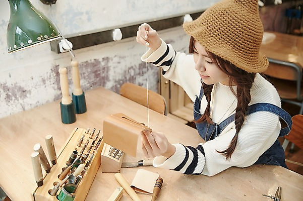 포토 JPG 모자 여자 실내 한명 앉기 상반신 20대 성인 한국인 작업실 바느질 가죽 가죽공예 청년여자한명만 성인여자한명만 가죽공방 국내포토 1 잡화 모션 사람 동양인 청년 내부 공예 여자한명만 성인여자만 청년여자만 파일형식