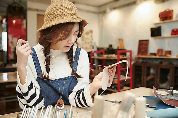 포토 JPG 모자 여자 실내 한명 앉기 상반신 20대 성인 앞모습 한국인 작업실 바느질 가죽 가죽공예 청년여자한명만 성인여자한명만 가죽공방 국내포토 1 잡화 뷰포인트 모션 사람 동양인 청년 내부 공예 여자한명만 성인여자만 청년여자만 파일형식