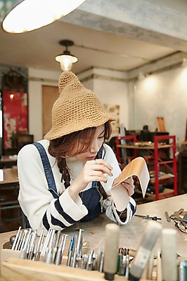 포토 JPG 모자 여자 실내 한명 앉기 상반신 20대 성인 앞모습 한국인 작업실 바느질 가죽 가죽공예 청년여자한명만 성인여자한명만 가죽공방 국내포토 1 잡화 뷰포인트 모션 사람 동양인 청년 내부 공예 여자한명만 성인여자만 청년여자만 파일형식