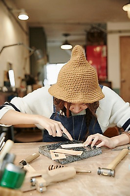 포토 JPG 모자 여자 실내 한명 앉기 상반신 20대 성인 앞모습 한국인 작업실 칼 가죽 자르기 가죽공예 청년여자한명만 성인여자한명만 가죽공방 국내포토 1 잡화 뷰포인트 모션 사람 동양인 청년 내부 공예 여자한명만 성인여자만 청년여자만 파일형식