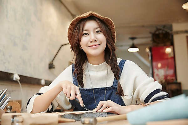 포토 JPG 모자 여자 실내 한명 미소 앉기 상반신 20대 성인 앞모습 한국인 작업실 칼 가죽 자르기 가죽공예 청년여자한명만 성인여자한명만 가죽공방 국내포토 1 잡화 뷰포인트 모션 표정 사람 동양인 청년 내부 공예 여자한명만 성인여자만 청년여자만 파일형식