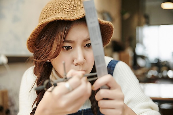 포토 JPG 모자 여자 실내 자 한명 들기 상반신 20대 성인 앞모습 한국인 작업실 측정 컴파스 길이 가죽공예 청년여자한명만 성인여자한명만 가죽공방 국내포토 1 잡화 뷰포인트 모션 문구용품 사람 동양인 청년 내부 공예 여자한명만 성인여자만 청년여자만 파일형식