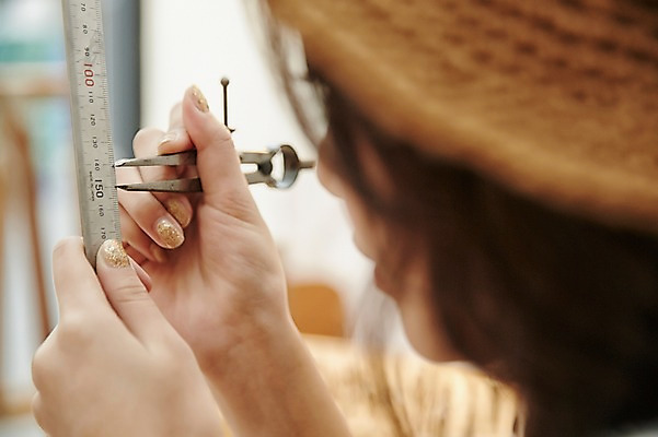 포토 JPG 모자 손 여자 실내 자 한명 들기 상반신 20대 성인 신체부위 한국인 작업실 측정 컴파스 길이 가죽공예 가죽공방 국내포토 1 잡화 모션 문구용품 사람 동양인 청년 내부 공예 파일형식