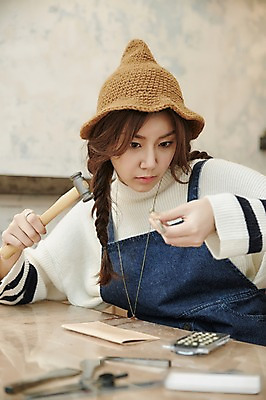 포토 JPG 모자 여자 실내 한명 들기 앉기 상반신 20대 성인 한국인 작업실 망치 가죽 가죽공예 청년여자한명만 성인여자한명만 가죽공방 국내포토 1 잡화 모션 사람 동양인 청년 내부 공구 공예 여자한명만 성인여자만 청년여자만 파일형식