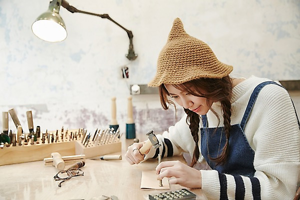 포토 JPG 모자 여자 실내 한명 들기 앉기 상반신 20대 성인 옆모습 도장 한국인 작업실 망치 가죽 집중 망치질 가죽공예 청년여자한명만 성인여자한명만 가죽공방 각인 국내포토 1 잡화 뷰포인트 컨셉 모션 사람 동양인 청년 내부 공구 공예 여자한명만 성인여자만 청년여자만 파일형식