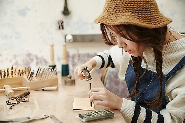 포토 JPG 모자 여자 실내 한명 들기 앉기 상반신 20대 성인 옆모습 도장 한국인 작업실 망치 가죽 집중 망치질 가죽공예 청년여자한명만 성인여자한명만 가죽공방 각인 국내포토 1 잡화 뷰포인트 컨셉 모션 사람 동양인 청년 내부 공구 공예 여자한명만 성인여자만 청년여자만 파일형식