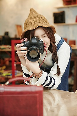 포토 JPG 모자 여자 실내 한명 들기 상반신 20대 성인 앞모습 사진촬영 한국인 작업실 DSLR 가죽가방 가죽공예 청년여자한명만 성인여자한명만 가죽공방 국내포토 1 잡화 뷰포인트 가방 모션 사람 동양인 청년 내부 카메라 촬영 공예 여자한명만 성인여자만 청년여자만 파일형식