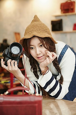 포토 JPG 모자 여자 실내 한명 들기 상반신 20대 성인 앞모습 사진촬영 한국인 작업실 DSLR 가죽가방 가죽공예 청년여자한명만 성인여자한명만 가죽공방 국내포토 1 잡화 뷰포인트 가방 모션 사람 동양인 청년 내부 카메라 촬영 공예 여자한명만 성인여자만 청년여자만 파일형식