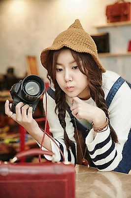 포토 JPG 모자 여자 실내 한명 들기 상반신 20대 성인 앞모습 사진촬영 한국인 작업실 DSLR 가죽가방 가죽공예 청년여자한명만 성인여자한명만 가죽공방 국내포토 1 잡화 뷰포인트 가방 모션 사람 동양인 청년 내부 카메라 촬영 공예 여자한명만 성인여자만 청년여자만 파일형식