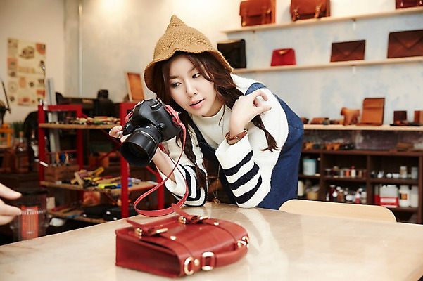 포토 JPG 모자 여자 실내 한명 들기 상반신 20대 성인 사진촬영 한국인 작업실 DSLR 가죽가방 가죽공예 청년여자한명만 성인여자한명만 가죽공방 국내포토 1 잡화 가방 모션 사람 동양인 청년 내부 카메라 촬영 공예 여자한명만 성인여자만 청년여자만 파일형식