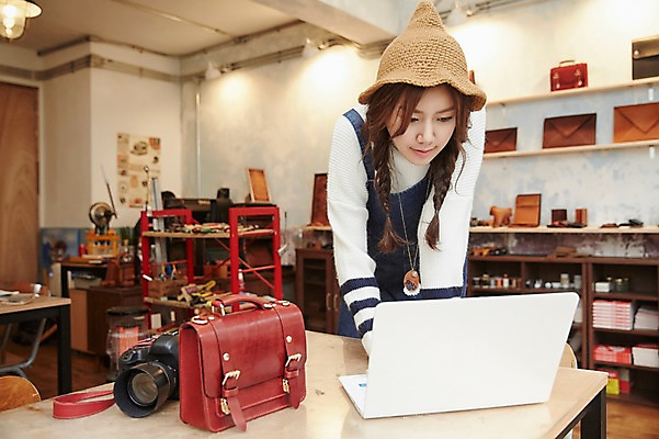 포토 JPG 모자 여자 실내 한명 상반신 20대 성인 앞모습 노트북 한국인 작업실 DSLR 가죽가방 가죽공예 청년여자한명만 성인여자한명만 가죽공방 국내포토 1 잡화 뷰포인트 가방 사람 동양인 청년 내부 전자제품 카메라 공예 여자한명만 성인여자만 청년여자만 파일형식