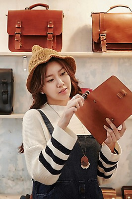 포토 JPG 모자 여자 실내 한명 들기 상반신 20대 성인 앞모습 다이어리 전시 한국인 관찰 작업실 가죽 가죽가방 가죽공예 청년여자한명만 성인여자한명만 가죽공방 국내포토 1 잡화 뷰포인트 가방 모션 사람 동양인 청년 내부 사무용품 공예 여자한명만 성인여자만 청년여자만 파일형식