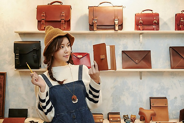 포토 JPG 모자 여자 실내 한명 들기 상반신 20대 성인 앞모습 연필 다이어리 전시 한국인 관찰 작업실 가죽 가죽가방 가죽공예 청년여자한명만 성인여자한명만 가죽공방 국내포토 1 잡화 뷰포인트 가방 모션 학용품 사람 동양인 청년 내부 필기구 사무용품 공예 여자한명만 성인여자만 청년여자만 파일형식