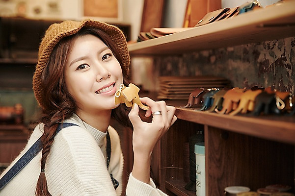 포토 JPG 모자 여자 인형 코끼리 실내 한명 미소 들기 상반신 20대 성인 옆모습 한국인 작업실 가죽 가죽공예 청년여자한명만 성인여자한명만 가죽공방 국내포토 1 잡화 뷰포인트 포유류 모션 표정 사람 동양인 청년 내부 공예 여자한명만 성인여자만 청년여자만 파일형식