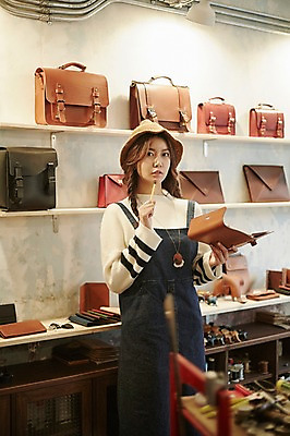 포토 JPG 모자 여자 실내 한명 서기 상반신 20대 성인 연필 다이어리 한국인 작업실 가죽 고민 가죽공예 청년여자한명만 성인여자한명만 가죽공방 국내포토 1 잡화 감정 모션 학용품 사람 동양인 청년 내부 필기구 사무용품 공예 여자한명만 성인여자만 청년여자만 파일형식