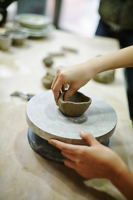포토 JPG 손 여자 실내 한명 20대 성인 신체부위 한국인 도자기 작업실 도자기공예 반죽 도자기물레 도자기공방 국내포토 1 사람 동양인 청년 내부 공예 물레 파일형식
