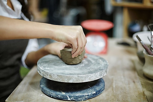 포토 JPG 손 여자 실내 한명 20대 성인 신체부위 한국인 도자기 작업실 도자기공예 반죽 도자기물레 도자기공방 국내포토 1 사람 동양인 청년 내부 공예 물레 파일형식