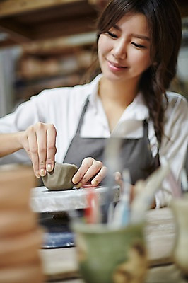 포토 JPG 여자 실내 한명 앉기 상반신 20대 성인 앞모습 앞치마 한국인 도자기 작업실 도자기공예 반죽 도자기물레 청년여자한명만 성인여자한명만 도자기공방 국내포토 1 뷰포인트 모션 사람 동양인 청년 내부 공예 물레 여자한명만 성인여자만 청년여자만 파일형식