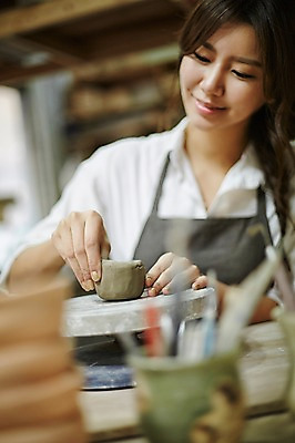 포토 JPG 여자 실내 한명 앉기 상반신 20대 성인 앞모습 앞치마 한국인 도자기 작업실 도자기공예 반죽 도자기물레 청년여자한명만 성인여자한명만 도자기공방 국내포토 1 뷰포인트 모션 사람 동양인 청년 내부 공예 물레 여자한명만 성인여자만 청년여자만 파일형식
