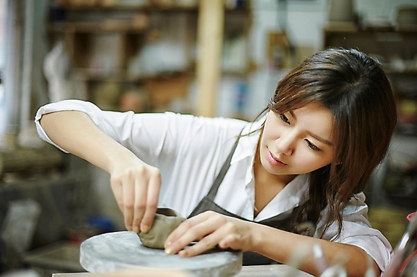 포토 JPG 여자 실내 한명 앉기 상반신 20대 성인 앞모습 앞치마 한국인 도자기 작업실 도자기공예 반죽 도자기물레 청년여자한명만 성인여자한명만 도자기공방 국내포토 1 뷰포인트 모션 사람 동양인 청년 내부 공예 물레 여자한명만 성인여자만 청년여자만 파일형식