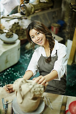 포토 JPG 여자 실내 한명 미소 앉기 상반신 20대 성인 앞치마 한국인 도자기 작업실 도자기공예 얼굴모양 반죽 청년여자한명만 성인여자한명만 도자기공방 국내포토 모양 1 얼굴 모션 표정 사람 동양인 청년 내부 공예 여자한명만 성인여자만 청년여자만 파일형식