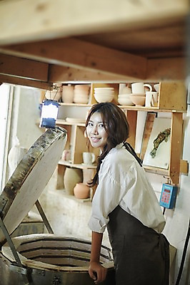 포토 JPG 여자 실내 한명 서기 미소 상반신 20대 성인 옆모습 앞치마 한국인 작업실 도자기공예 화로 손짚기 청년여자한명만 성인여자한명만 도자기공방 국내포토 1 그릇 뷰포인트 모션 표정 사람 동양인 손짓 청년 내부 도자기 공예 여자한명만 성인여자만 청년여자만 파일형식