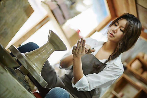 포토 JPG 여자 실내 한명 앉기 상반신 20대 성인 앞치마 한국인 도자기 작업실 도자기공예 도자기물레 청년여자한명만 성인여자한명만 도자기공방 국내포토 1 모션 사람 동양인 청년 내부 공예 물레 여자한명만 성인여자만 청년여자만 파일형식