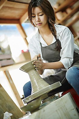 포토 JPG 여자 실내 한명 앉기 상반신 20대 성인 앞치마 한국인 도자기 작업실 도자기공예 도자기물레 청년여자한명만 성인여자한명만 도자기공방 국내포토 1 모션 사람 동양인 청년 내부 공예 물레 여자한명만 성인여자만 청년여자만 파일형식