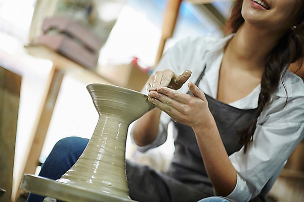 포토 JPG 여자 실내 한명 앉기 상반신 20대 성인 앞치마 한국인 도자기 작업실 도자기공예 도자기물레 청년여자한명만 성인여자한명만 도자기공방 국내포토 1 모션 사람 동양인 청년 내부 공예 물레 여자한명만 성인여자만 청년여자만 파일형식