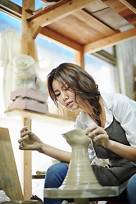 포토 JPG 여자 실내 한명 앉기 상반신 20대 성인 앞치마 한국인 도자기 작업실 도자기공예 도자기물레 청년여자한명만 성인여자한명만 도자기공방 국내포토 1 모션 사람 동양인 청년 내부 공예 물레 여자한명만 성인여자만 청년여자만 파일형식