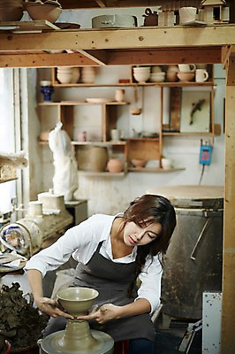 포토 JPG 여자 실내 한명 앉기 상반신 20대 성인 앞치마 한국인 도자기 작업실 도자기공예 도자기물레 청년여자한명만 성인여자한명만 도자기공방 국내포토 1 모션 사람 동양인 청년 내부 공예 물레 여자한명만 성인여자만 청년여자만 파일형식