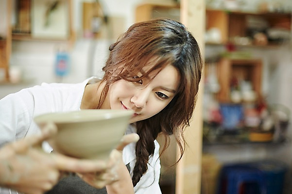 포토 JPG 여자 실내 한명 상반신 20대 성인 앞치마 한국인 도자기 작업실 도자기공예 청년여자한명만 성인여자한명만 도자기공방 국내포토 1 사람 동양인 청년 내부 공예 여자한명만 성인여자만 청년여자만 파일형식