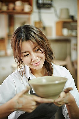 포토 JPG 여자 실내 한명 상반신 20대 성인 앞치마 한국인 도자기 작업실 도자기공예 도자기물레 청년여자한명만 성인여자한명만 도자기공방 국내포토 1 사람 동양인 청년 내부 공예 물레 여자한명만 성인여자만 청년여자만 파일형식