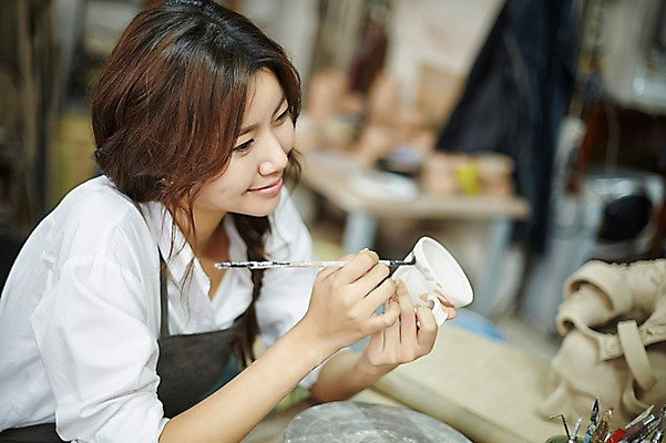 포토 JPG 여자 실내 한명 미소 들기 앉기 상반신 20대 성인 컵 앞치마 한국인 붓 도자기 작업실 도자기공예 그림 청년여자한명만 성인여자한명만 도자기공방 국내포토 1 식기 모션 표정 사람 동양인 청년 내부 공예 여자한명만 성인여자만 청년여자만 파일형식
