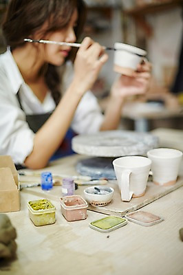 포토 JPG 여자 실내 한명 들기 앉기 상반신 20대 성인 아웃포커스 컵 물감 미술도구 한국인 붓 작업실 도자기공예 그림 청년여자한명만 성인여자한명만 도자기공방 국내포토 1 식기 모션 촬영기법 사람 동양인 청년 내부 도자기 공예 오브젝트 여자한명만 성인여자만 청년여자만 파일형식