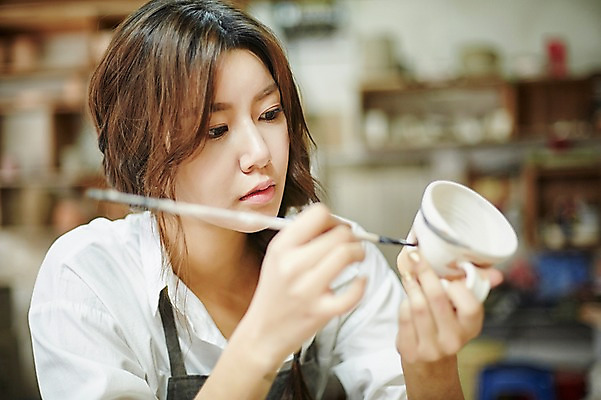 포토 JPG 여자 실내 한명 들기 상반신 20대 성인 앞모습 컵 앞치마 한국인 붓 도자기 작업실 도자기공예 그림 청년여자한명만 성인여자한명만 도자기공방 국내포토 1 식기 뷰포인트 모션 사람 동양인 청년 내부 공예 여자한명만 성인여자만 청년여자만 파일형식