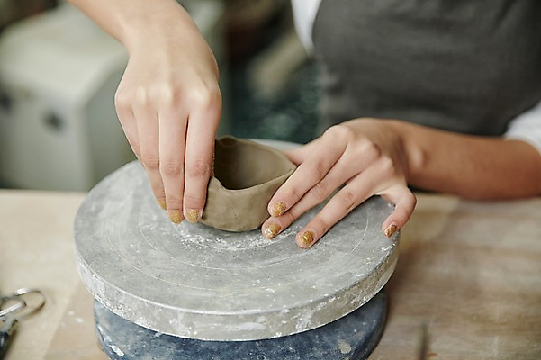 포토 JPG 손 여자 실내 한명 20대 성인 신체부위 한국인 도자기 작업실 도자기공예 반죽 도자기물레 도자기공방 국내포토 1 사람 동양인 청년 내부 공예 물레 파일형식