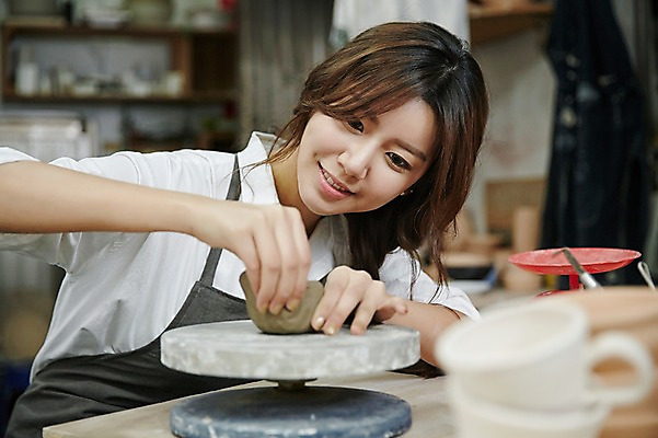 포토 JPG 여자 실내 한명 미소 앉기 상반신 20대 성인 앞모습 앞치마 한국인 도자기 작업실 도자기공예 반죽 도자기물레 청년여자한명만 성인여자한명만 도자기공방 국내포토 1 뷰포인트 모션 표정 사람 동양인 청년 내부 공예 물레 여자한명만 성인여자만 청년여자만 파일형식