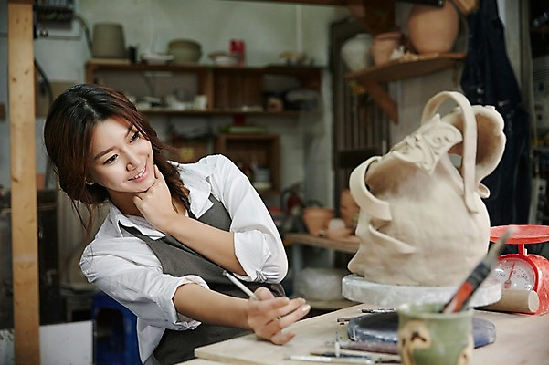 포토 JPG 여자 실내 한명 미소 앉기 상반신 20대 성인 앞치마 턱괴기 한국인 도자기 작업실 도자기공예 얼굴모양 반죽 다듬기 도자기물레 청년여자한명만 성인여자한명만 도자기공방 국내포토 모양 1 얼굴 모션 표정 사람 동양인 청년 내부 공예 물레 여자한명만 성인여자만 청년여자만 파일형식