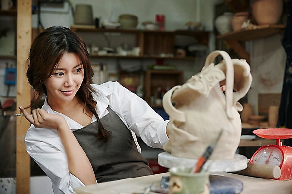 포토 JPG 여자 실내 한명 앉기 상반신 20대 성인 앞치마 한국인 도자기 작업실 도자기공예 얼굴모양 반죽 다듬기 도자기물레 청년여자한명만 성인여자한명만 도자기공방 국내포토 모양 1 얼굴 모션 사람 동양인 청년 내부 공예 물레 여자한명만 성인여자만 청년여자만 파일형식